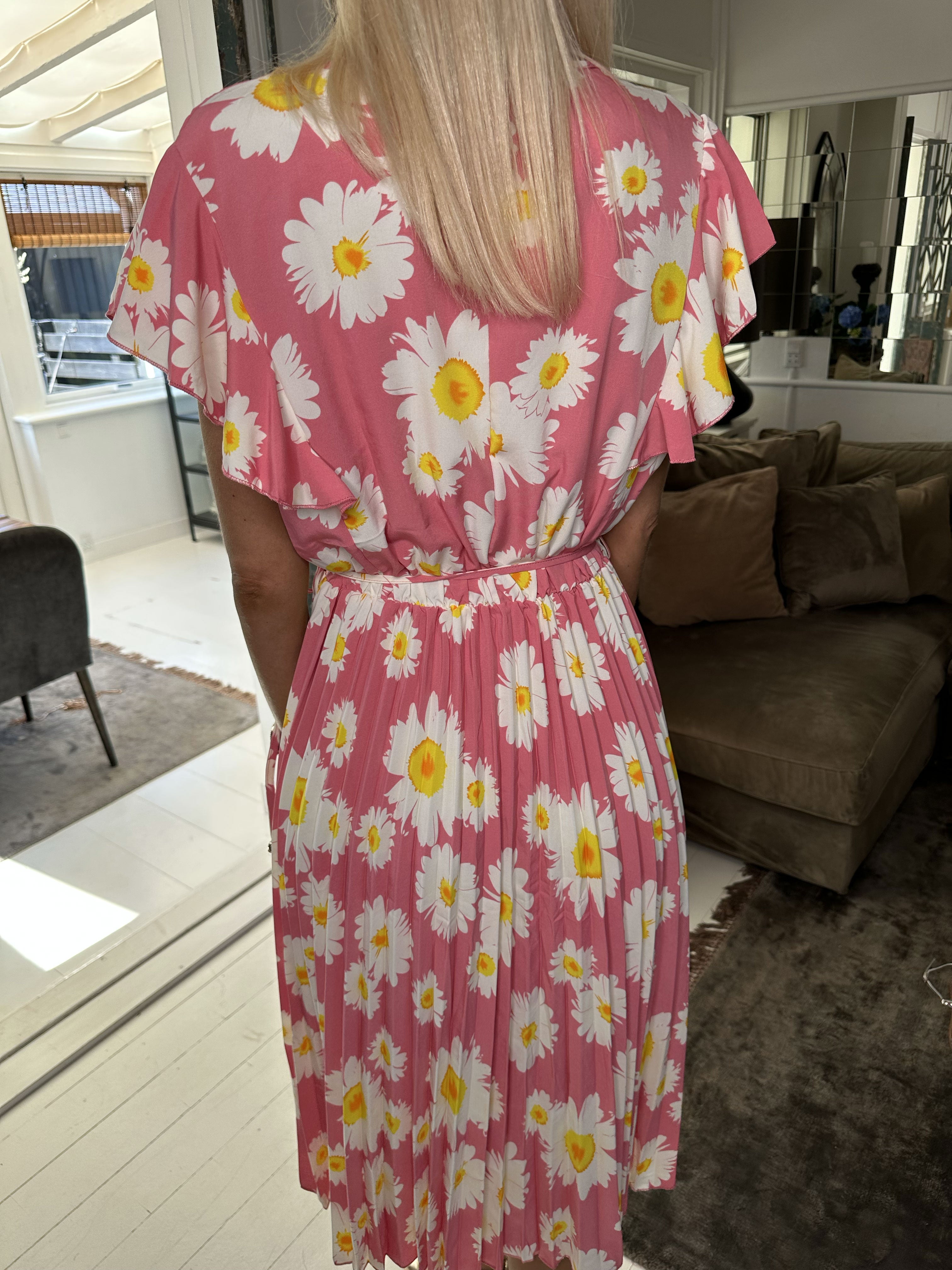 Florens - Fin sommerkjole med flæseærmer og plisseret skørt